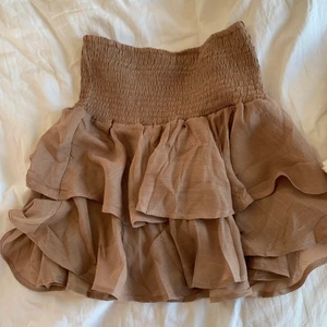 Kjol - Intressekoll på den här kjolen då jag nog är intresserad av att sälja den! Helt oanvänd, endast testad. Jättefin och bra kvalitet! BUD: 210 inkl frakt 