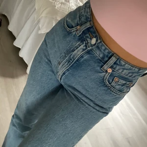 Straight leg jeans - Raka jeans från weekday, oanvända. Säljer för att jag har likadana. Frakten är spårbar ❤️