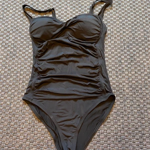 Baddräkt  - Använd 2 gånger. Sitter väldigt smickrande. Passar nån som är 36/38, c-kupa