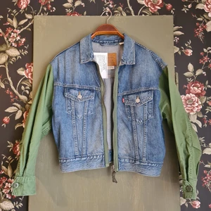 Jeansjacka från Levi's  - Säljer denna supercoola jeansjacka från Levi's 💫 helt oanvänd med prislappen kvar! Jackan är i storlek S❣ köparen står för frakt 