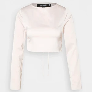 Fest topp med öppen rygg🥳🥳 - Jättesnygg fest topp med öppen rygg från missguided! Är storlek 36 motsvar S. Säljer för 150kr + frakt😜