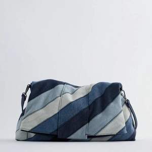 Snygg väska i jeanstyg från Zara (Helt slutsåld & aldrig använd) 💙💙 Kan mötas upp eller posta men köparen står för frakt!!