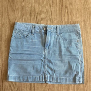 Jeanskjol Calvin klein  - Helt ny jeanskjol från Calvin klein, stl M, passar även S. Stretchiga