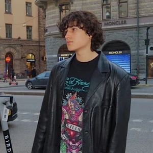 Vintage ”1957 Legendary Jacket - Firenze”  - Säljer en vintage läderjacka som är perfekt oversized och rätt tunn så fungerar bra för sommaren! Den har inga defekter alls och är i bra kondition. Märket är ”1957 Legendary Jacket.” Samma modell sälja för ca 1000 kr på Ebay. Så mitt pris är mycket billigare. 