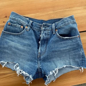 Levis shorts  - Super fina Levis short 501, använda ca 5 gånger så dem är som nyskick! Storlek 26. Nypris 500kr 