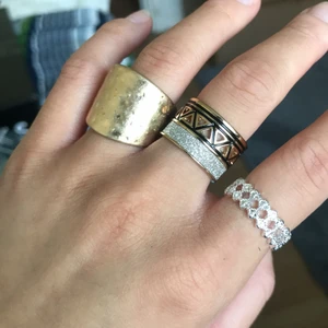 Ringar - Priset är per styck. Den till vänster har storlek M/L. Resten har storlek S. Frakt ligger på 12 kr. 