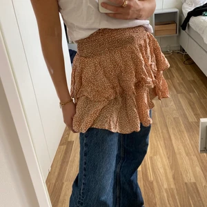 Kjol - Super söt kjol som är lika fin med jeans som med bara ben. Använd ett par gånger. Jätte fin till sommaren! 