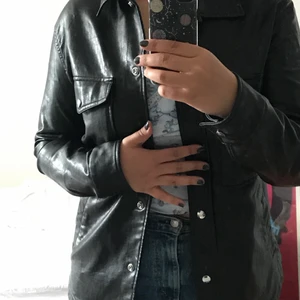 Svart Läder jacka från Behrska💕 - Köpt av en vän, men har inte kommit till mycket användning💕 Storlek 38-40, passar bäst 36-38. Kan skicka fler bilder privat💕