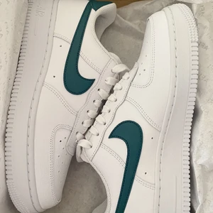Nike air force 1 - intresse koll på mina air force! De är sinnesjukt snygga, jag får tyvärr väldigt ont i fötterna och därav tänkte ja kolla om någon är intresserad. Storlek 38, skorna är använda Max 5 gånger. Vid intresse av mer bilder och köpintresse -> DM!💖💖