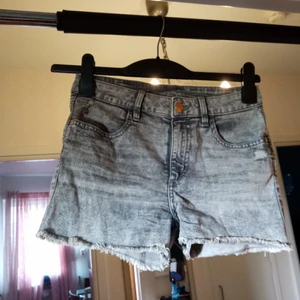 Storlek 36 - Ljusgråa shorts 