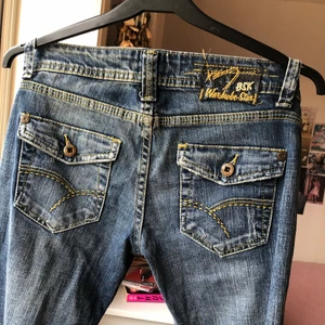 Lågmidjade vida jeans! - Jätte snygga Bershka Denim jeans. Många snygga detaljer! De är lågmidjade och vida. 