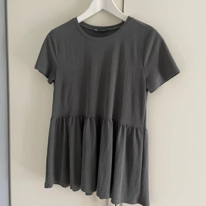 Volang T-shirt  - Superfin grå volang T-shirt från Zara 