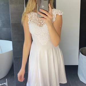 Super söt vit klänning från bubbleroom i storlek XS. Använd några få gånger på speciella tillfällen men den är i fint skick! Passar bra till både student och skolavslutning eller andra speciella tillfällen💕 