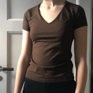 T-shirt - V-ringad t-shirt från Tommy hilfiger i tajtare modell  