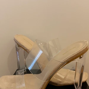 Nya klackskor från plt - Helt nya klackskor från plt. Tyvärr för små för mig. Strl 38 men skulle säga att det passar någon med strl 37 eventuellt mindre💞 förpackningen finns kvar. Är osäker på fraktkostnaden men kan kolla upp det vid intresse, men möts även upp💖