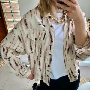 Skjorta  - Supersnygg skjorta! Använd 1 gång 