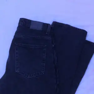 Svarta weekday jeans modellen ”Voyage”, ganska använda, skriv privat för frågor eller annat. Priset är inte hugget i Sten.
