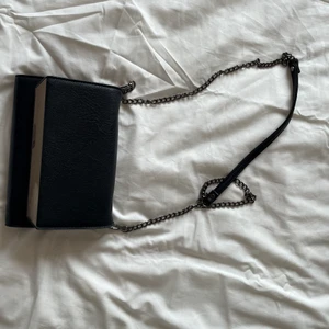 Kuvertväska - En liten kuvertväska med avtagbar kedja. 💕 fint skick