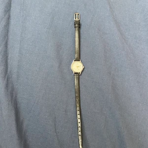 Klocka  - Väldigt fin gammal klocka. Behöver byta batteri