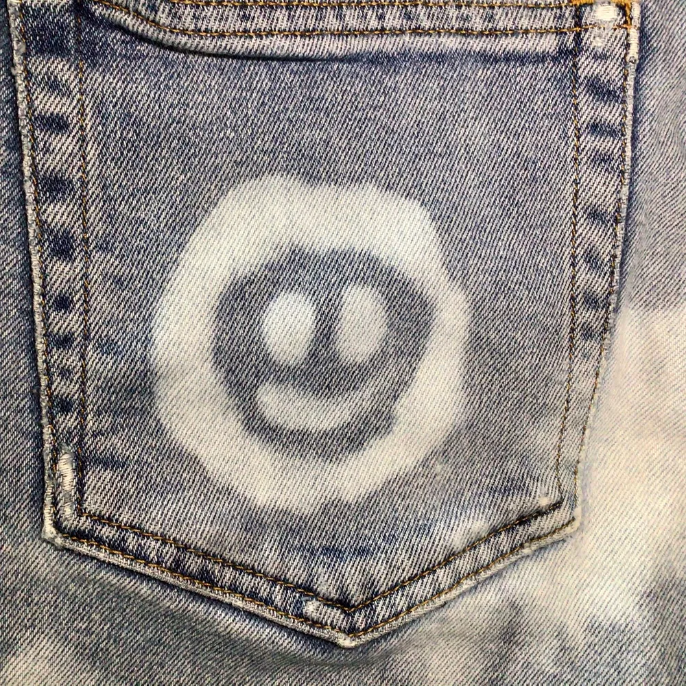 Jeanskjol som jag har sytt av ett par gamla byxor. Blekt mönster på baksidan! Tyvärr ett litet hål nära vänstra fickan på baksidan!. Kjolar.
