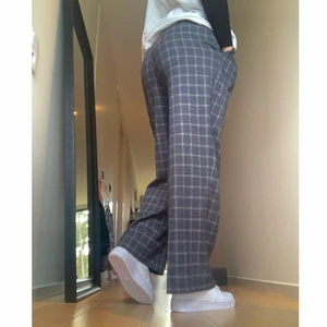 Kostymbyxor  - Supersköna, vida kostymbyxor i bomull med fickor och öglor från Carin Wester. Lite för korta på mig (174) så dom kommer inte till användning! Storlek 38, passar även 36 