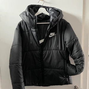 Svart Nike Jacka - En svart Nike jacka som jag knappt fått användning av så det är i bra skick. Vändbar höst/vår jacka, lagom varm. Kan vara en aning liten i storleken men passar bra om man har M/L i storlek.🖤