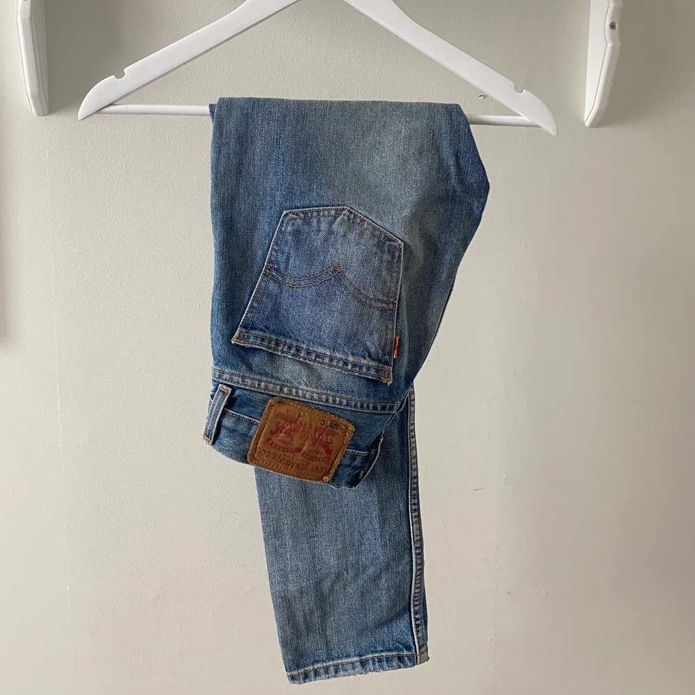 Super snygga jeans från Levis, använda enbart 2 gånger!! Storlek 24 i midjan och 91 cm i längd💗. Jeans & Byxor.