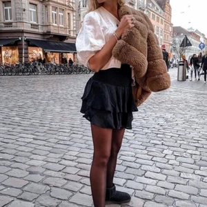 Svart volangkjol från Boho - säljer en likadan fast i svart! Helt oanvänd i XS, men passar även en S då den är stretchig. Hur lång den är beror på hur högt upp man vill ha den💗