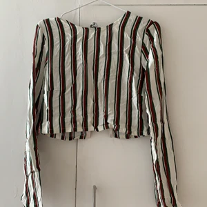 Croppad långärmad tunn topp - Skrynklig pga oanvänd! Ganska tunn, dragkedja därbakom längst upp