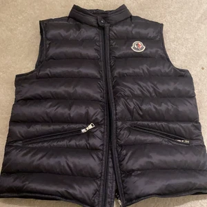 Moncler väst  - Moncler väst, super bra skick xs/s