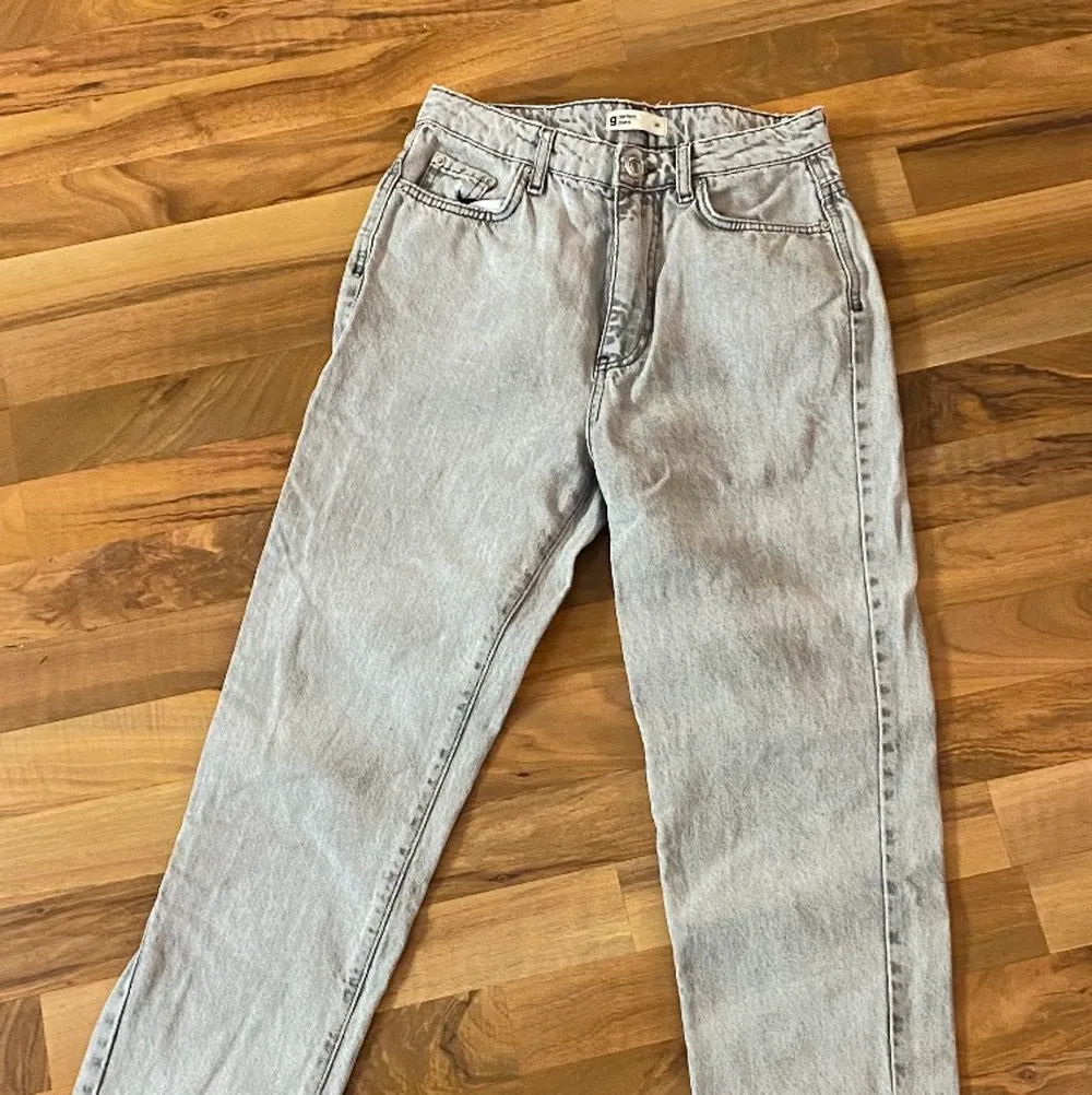 Ett par jeans i storlek 34 från Gina tricot är 178cm lång och skulle passa nån som är 170                                Frakt betalas av köparen frakt=66 kr.                       Kan hämtas på plats i Kungsängen . Jeans & Byxor.