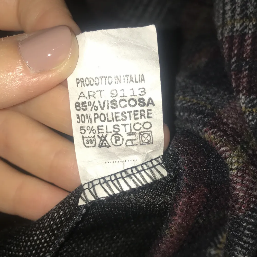 Dress made in Italy with different purple shades tartan pattern. In perfect condition. Material is quite warm so works well for colder weather. Does not have a size tag on but it fits a size M.. Klänningar.