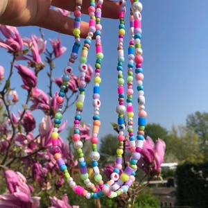 Sommarhalsband  - Färgglada sommarhalsband!! 😍💚☀️💕🌸💗🍃  Pärlhalsband gjorda med tjock elastisk tråd. 69 kr st + frakt på 15 kr 🤍✨  Kontakta mig vid frågor eller köp! 🥰💗