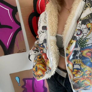 mönstrad hoodie - säljer denna asballa hoodien med dragkedja och rhinestones på!! tycker jättemycket om men den kommer till användning för lite ;( det står ingen storlek i men skulle säga att den sitter som en s eller m. 