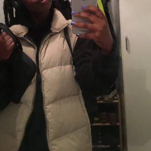 Beige väst🤎 - Säljer min sjukt snygga väst, så användbar och snygg men inte min stil längre så säljer den!!💓💓