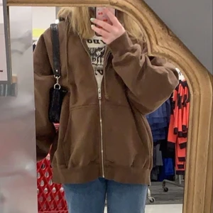 Brandy Melville zip-up - Helt ny brun Brandy Melville zip-up hoodie, endast testad. Första bilden är lånad, one-size så passar de flesta beror på hur man vill att den ska sitta. Har fått den. Köparen betalar för frakten. Stort intresse så startar budgivning, BUD ÄR BINDANDE. KÖP DIREKT FÖR 400kr 🥰