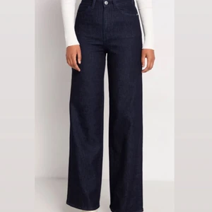 Vida jeans - De är storlek 38/M och i nyskick. Jag är 175cm och de landar precis under vristen. Nypris 499kr och de är endast använda 2 ggr. Tyvärr för små. Hör av dig så kan pris diskuteras vid SNABB AFFÄR då jag flyttar. Jättefina och bra kvalite, dessutom är de slutsålda. 