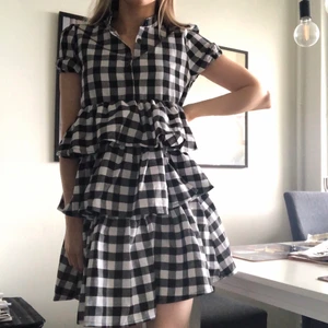Svart vit rutig volang klänning kjol - Intressekoll! Klänning som kan användas som både kjol och klänning! Superfin och nyskick då jag råkade beställa 2st nästan likadana! Passar bra på mig som är 168! Buda vid flera intresserade💋💋