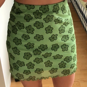 grön kjol - Säljer en grön kjol från SHEIN, säljer då jag råkade köpa den av misstag och den är inte riktigt min stil💚 Pris kan diskuteras, köparen står för frakten🌻 Betalas helst visa swish🌞skriv om ni vill ha fler bilder eller information så fixar jag det!