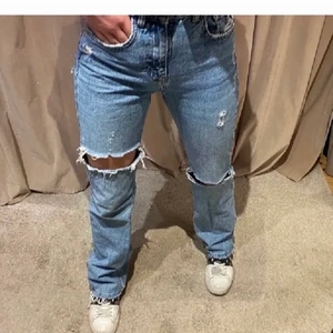 Pull and bear jeans! - Säljer mina snygga jeans från pull and bear i storlek 36❤️ lånade bilder av en annan tjej men skickar gärna fler bilder vid önskemål! Riktigt snygga i trendiga o i vädligt fint skick med slits! Slutsålda på hemsidan! Vid snabbköp köp direkt för 350❤️