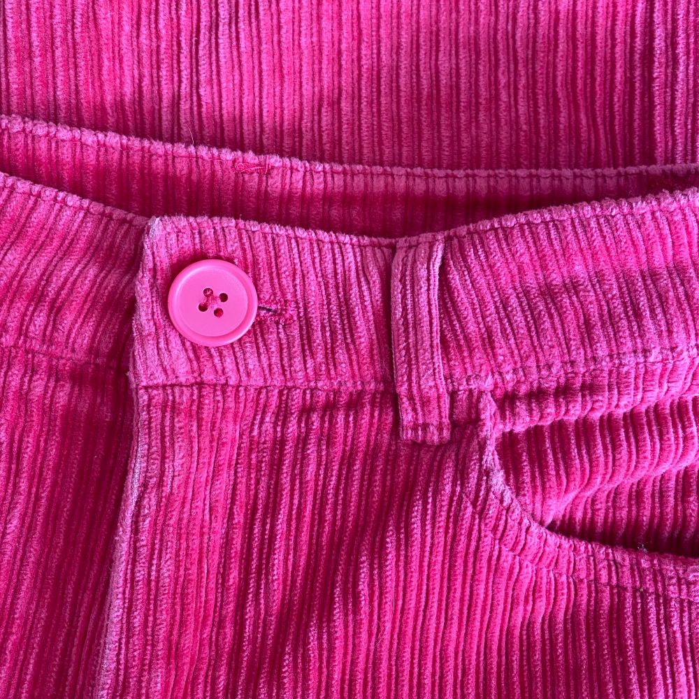 Säljer mina rosa manchesterbyxor!! De är knappt använda och är i superfint skick. Köparen står för frakten 📦 Nypris: 350kr 💗. Jeans & Byxor.