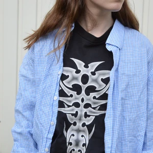 Rutig oversize blå skjorta  - Rutig skjorta. Oversize. Ljusblå och vit. 