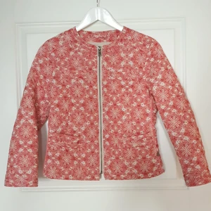 Blommig vårjacka - Knappt använd, nyskick. Från MQ 