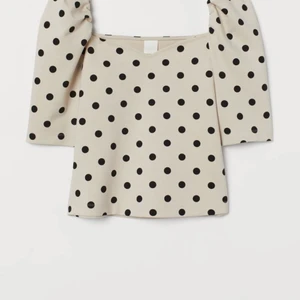 Topp med puffärm - Jättesöt topp som inte kommit till användning då den är för liten! Sittet välfigt bra och framhäver ens former fint!