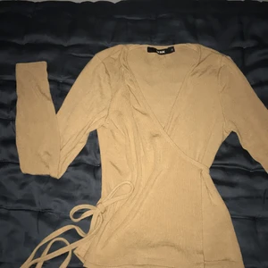 Kofta - En fin kofta från Bikbok, i strl Xs. Som är urringad o som man knyter runt midjan, ej använd. Frakt tillkommer!