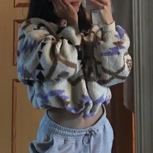 :) - Mysigt och skön sweater lite mat tröja ish men det går att justera💘