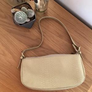 By Bianca väska  - Jättefin väska frå By Bianca! Den har lite slitage pga användning men inget som man tänker på. (Köparen står för frakten)                                                      Nypris: 600kr