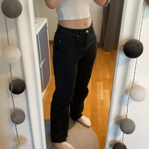 Svarta raka jeans - Säljer dessa raka svarta jeans då dom inte kommer till användning, passar någon mellan 160-167 om man inte vill att dom ska bli lite kortare☺️☺️köpare står för frakt                       Buda från 170 eller köp direlt för 250+frakt