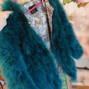 Fjäderjacka - Säljer min fina fjäderjacka då den inte kommit till användning :) Passar xs-m beroende på hur man vill att den ska sitta :)