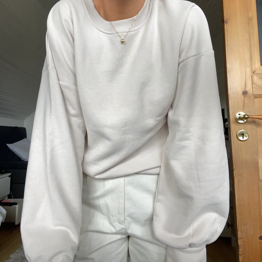 Sweatshirt från ajf X nakd i storlek S men lite oversized. Skönt material och vida långa ärmar🤎🤎. Hoodies.